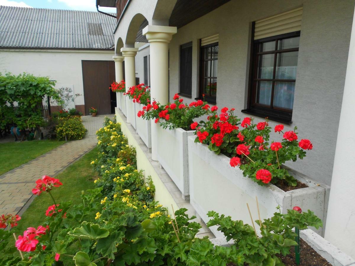 Weingut Gastehaus Palkowitsch Bed & Breakfast Illmitz Exterior photo